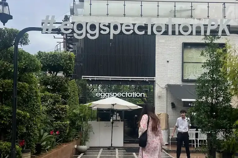 Stylish and Instagram-worthy café ambiance at Eggspectation Islamabad